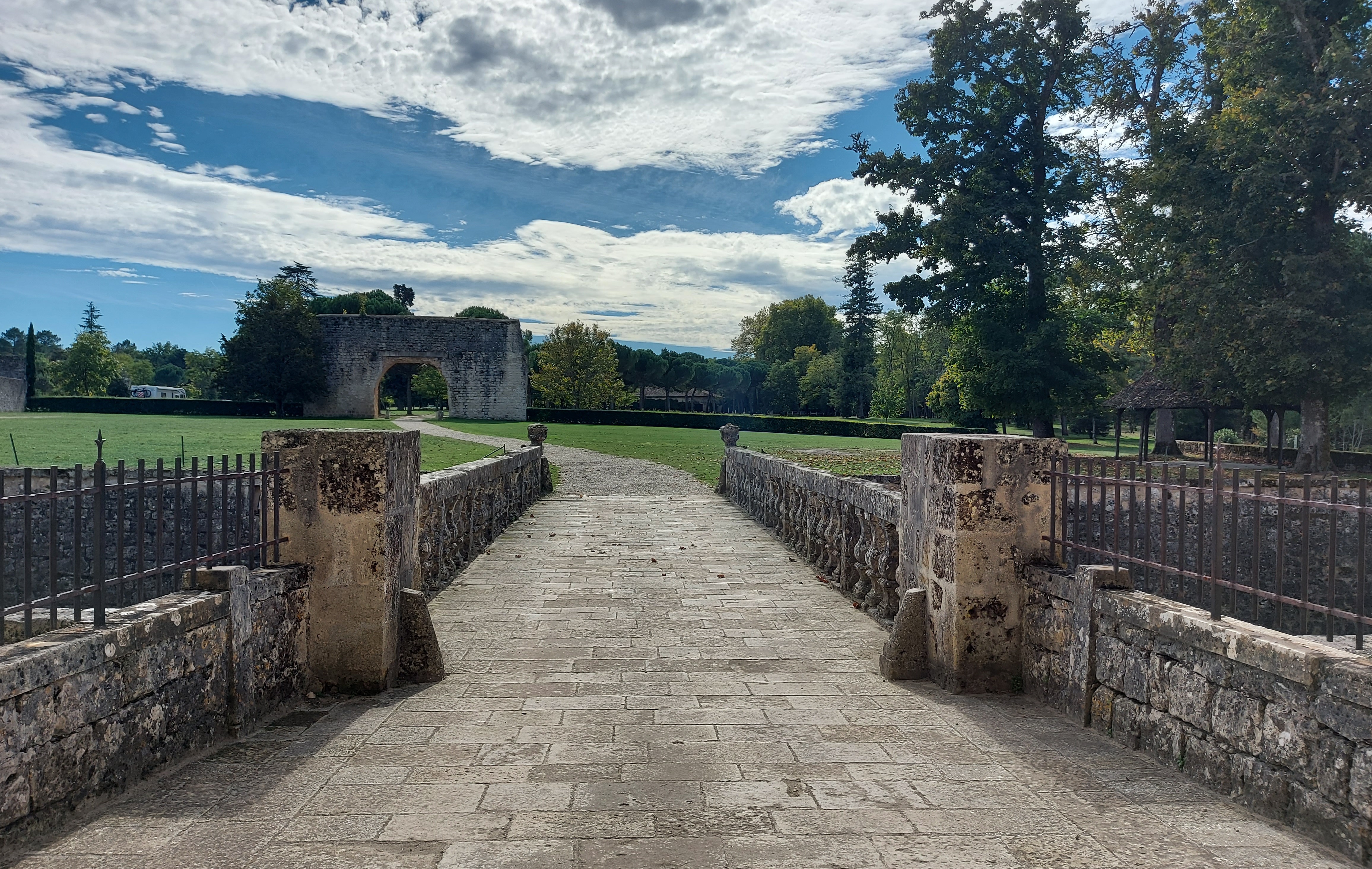 Chemin menant du parking au ch&acirc;teau